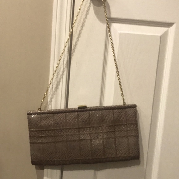 Beige large snake scale shoulder bag very cute has gold chain - Picture 3 of 3